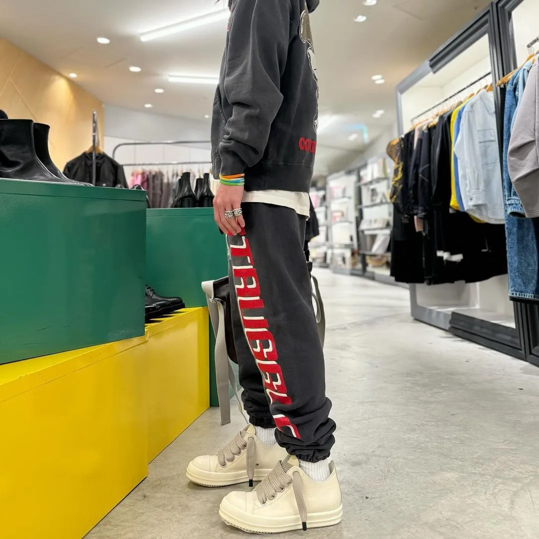 SAINT Mxxxxxx x DENIM TEARS STRUGGLE SWTPNTS/BLK DT co-branded boxing retro distressed sweatpants, washed black S-XL Assute dyeing, whole piece sprayed with horse fade, authentic grade crack printing, mold customization co-branded main mark/washed mark, factory four-needle six-thread workmanship, no bone seams, more comfortable to wear